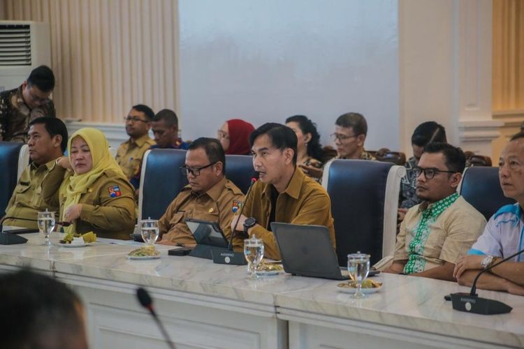 Tim peneliti Survei Indeks Kerukunan Umat Beragama (IKUB) Tahun 2025 pada acara pemaparan hasil survei di Paseban Sri Bima, Balai Kota Bogor, Jawa Barat, Senin (22/12/2025). 