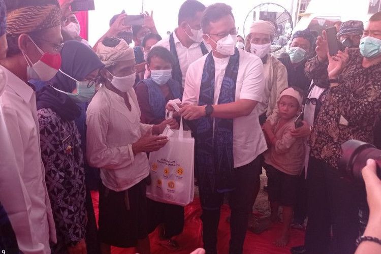 Menteri Kesehatan Budi Gunadi Sadikin saat menyerahkan bantuan sembako kepada warga Baduy Dalam yang sudah divaksin.