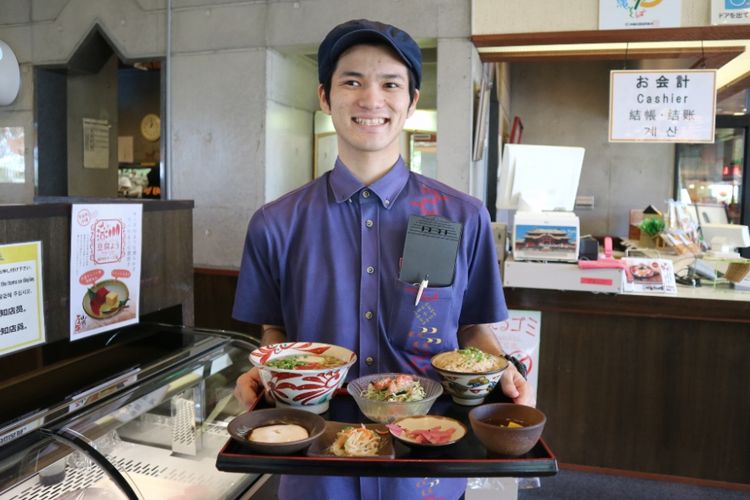 Salah satu pelayan dari Suimui Resto, satu-satunya resto yang melayani hidangan halal di kawasan Shurijo Castle Park, Okinawa, Jepang, Jumat (29/6/2018). Shurijo Castle Park merupakan salah satu peninggalan kerajaan Ryukyu yang kini jadi warisan budaya dunia UNESCO di Okinawa, Jepang.