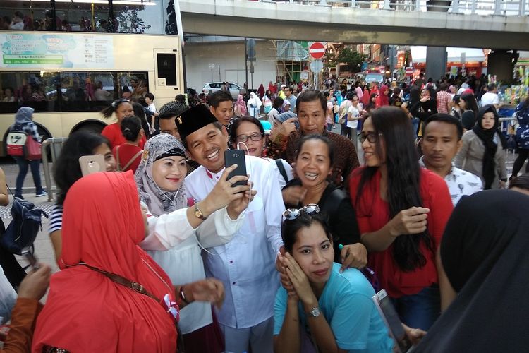 Bupati Purwakarta Dedi Mulyadi berswafoto bersama TKI di Hongkong, Minggu (20/8/2017)