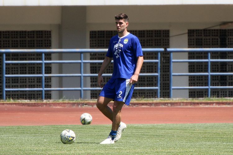 Nick Kuipers berlatih bersama Persib Bandung di Stadion GBLA, Kota Bandung, Rabu (21/8/2019). (KOMPAS.com/SEPTIAN NUGRAHA)