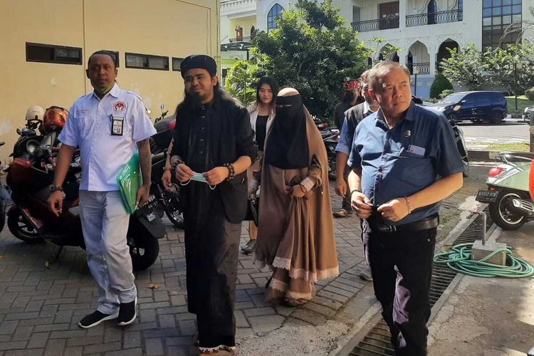 Samsudin (bersorban hitam) melaporkan pesulap merah ke Polda Jatim, Rabu (3/8/2022).