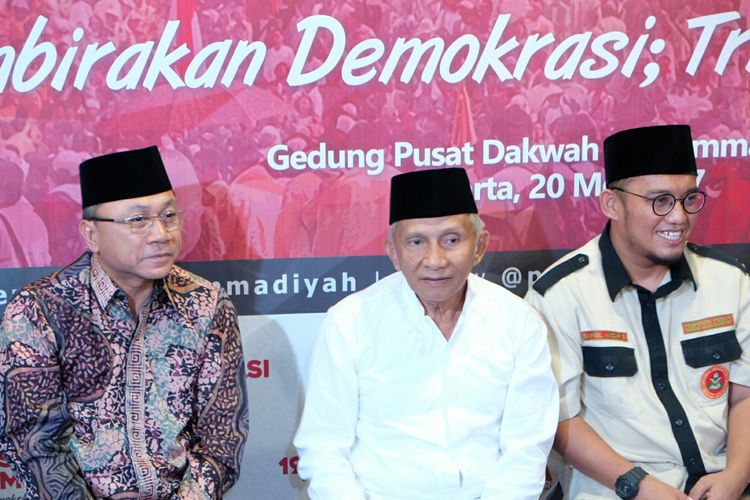 Ketua Umum PAN, Zulkifli Hasan (kiri), Mantan Ketua Umum PP Muhammadiyah Amien Rais (tengah), Ketua Umum PP Pemuda Muhammadiyah Dahnil Anzar Simanjuntak (kanan), Ketika Ditemui Dalam Acara Refleksi 19 Tahun Reformasi, di Jakarta, Sabtu (20/5/2017). 