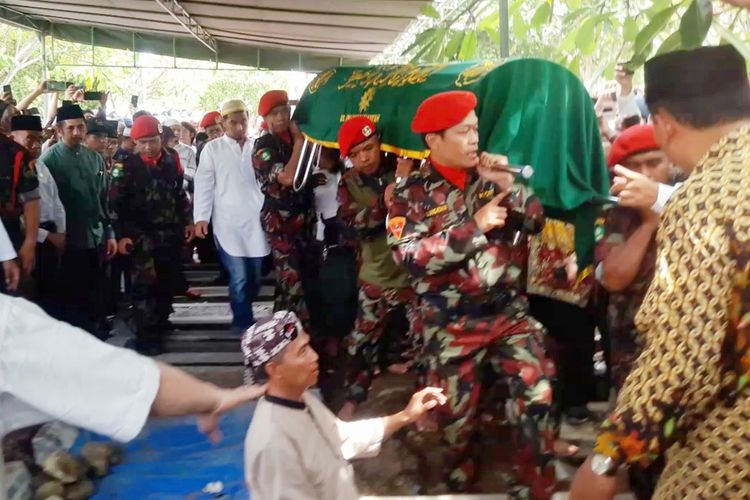 Jenazah Ketua PP Muhammadiyah, Yunahar Ilyas saat tiba di kompleks pemakaman Karangkajen, Kota Yogyakarta.