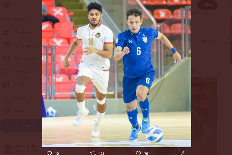 Tangkapan layar Twitter @afcasiancup yang memuat momen ketika pivot timnas Indonesia Evan Soumilena (kiri) mengejar pemain Thailand Peerapat Kaewwilai (kanan) dalam laga lanjutan fase grup Piala AFF Futsal 2022 di Huamark Indoor Stadium, Bangkok, pada Selasa (5/4/2022) sore WIB.