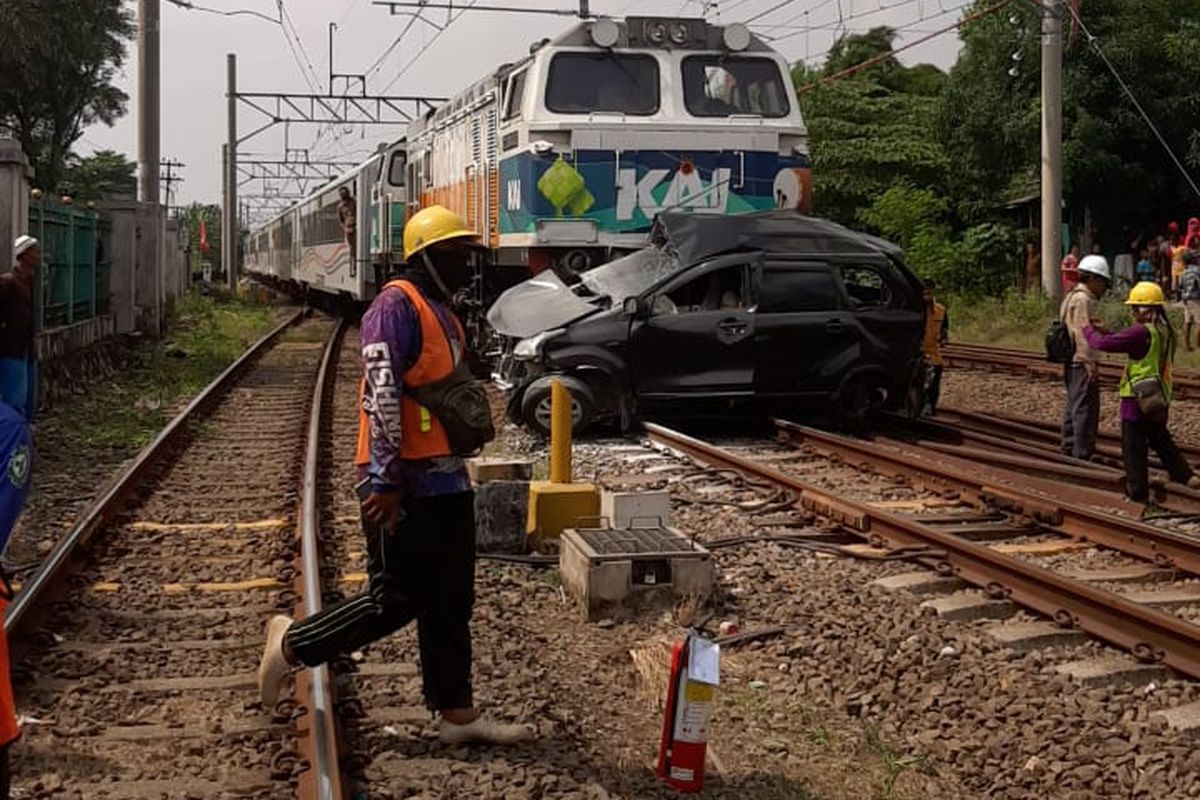 Kereta Api (KA) Argo Sindoro relasi Semarang-Gambir mengalami temperan dengan mobil di perlintasan liar KM 34+4/5 petak jalan Cikarang-Tambun, Selasa (21/6/2022) pukul 10.54 WIB. 