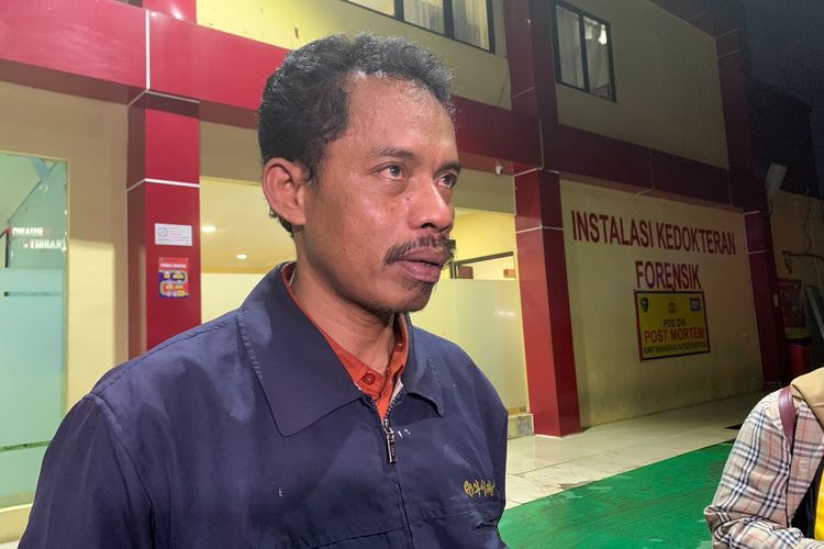 Korban kebakaran Plumpang, Marsian (52) kehilangan dua orang keluarganya, anak dan istri. Marsian berbagi cerita sekaligus harapannya setelah kehilangan dua orang yang disayangi dan rumahnya saat ditemui di RS Polri Bhayangkara, Jakarta Timur, Sabtu (4/3/2023) malam.