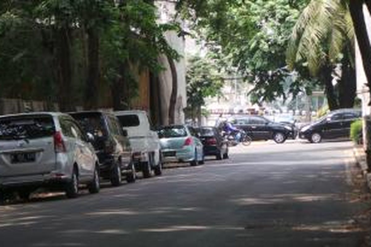 Kondisi siang Jalan Kelapa Nias Raya arah apartemen Grand Emerald dan Rusunami Gading Nias di Kelapa Gading yang kerap dijadikan area perkir liar penghuni rusunami. Jumat (5/9/2014).