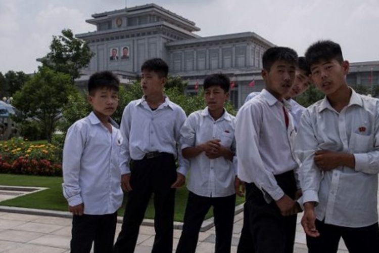 Pelajar Korea Utara berkumpul di halaman Istana Kumsusan, saat memperingati meninggalnya mantan pemimpin Korut Kim Il Sung.