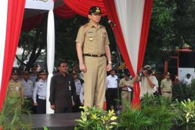 Wakil Gubernur DKI Jakarta saat menjadi inspektur upacara dalam Apel Kesiapan Pelaksanaan arus mudik dan arus balik, di Monas, Jakarta, Rabu (31/7/2013).