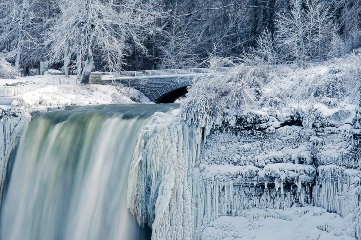 Beberapa bagian air terjun Niagara membeku 