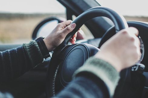 Sering Dilakukan, Amankah Menyetir Mobil Pakai Satu Tangan