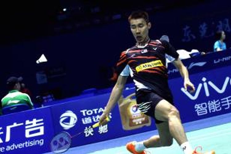 Pemain tunggal putra Malaysia, Lee Chong Wei, mengembalikan kok dari pemain India, Srikanth Kidambi, pada babak penyisihan grup Piala Sudirman di Dongguan, Tiongkok, Senin (11/5/2015).