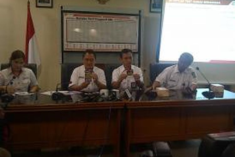 Direktur Utama PT KCJ, Tri Handoyo, dan Direktur Komersil PT KCJ, Makmur Syaheran, menunjukkan Tiket Harian Berjaminan yang akan menggantikan Kartu Single Trip, Selasa (20/8/2013). Tiket Harian Berjaminan tersebut akan mulai diberlakukan pada hari Kamis (22/8/2013).