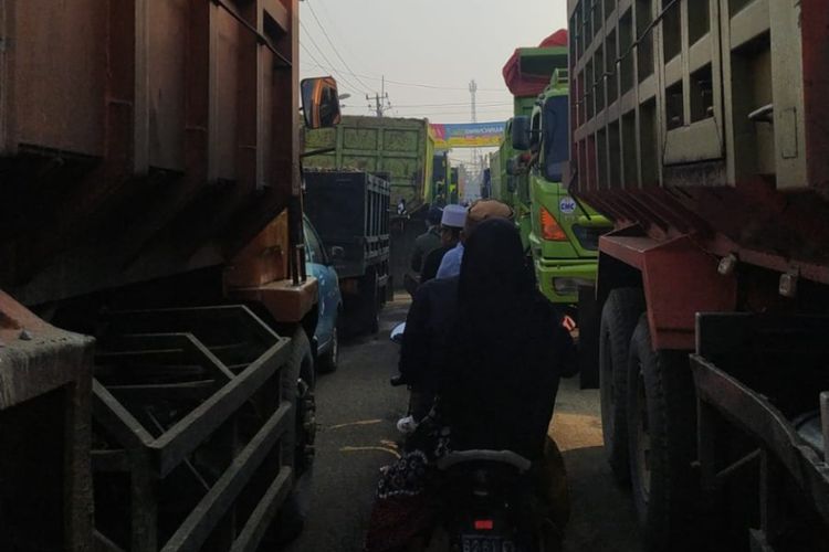 Kondisi yang dialami warga warga Parung Panjang Bogor saat melintasi Jalan Mochamad Toha. Mereka hidup dalam ancaman, debu, macet hingga tergilas truk tambang.