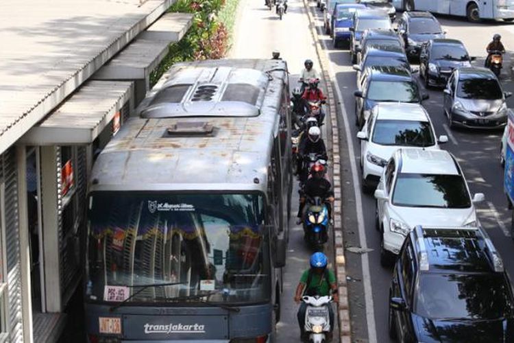 Sejumlah kendaraan nekat melintasi jalur bus transjakarta di Jalan Gunung Sahari, Pasar Baru, Jakarta Pusat, Jumat (9/1/2015). Rencananya dalam waktu dekat semua jalur bus transjakarta akan dipasangi kamera pengawas atau CCTV. Pemasangan itu merupakan bagian dari pelaksanaan tilang elektronik atau e-cross (electronic camera for road safety system).