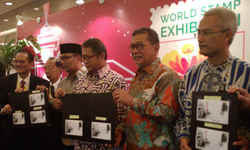 Deddy Mizwar Tandatangani Sampul Hari Pertama World Stamp Exhibition 