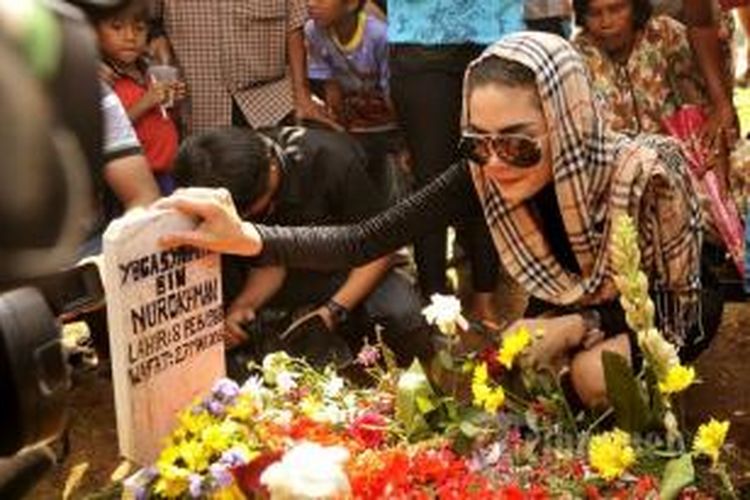 Keluar dari Rumah Tahanan Pondok Bambu, Jakarta Timur, Nikita Mirzani langsung berziarah ke makam Olga Syahputra di TPU Malaka, Pondok Kelapa, Jakarta Timur, Senin (30/3/2015). 