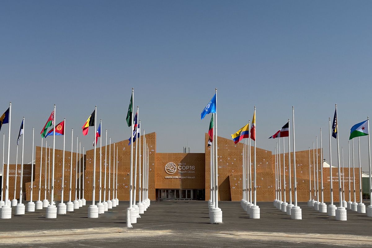 Tampak depan tempat perhelatan pembicaraan perlawanan degradasi lahan dan desertifikasi konferensi para pihak ke-16 (COP16) United Nations Convention to Combat Desertification (UNCCD) di Riyadh, Arab Saudi.