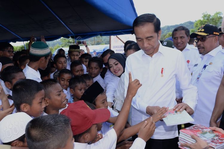 Presiden Joko Widodo dan Ibu Negara Iriana, Selasa (29/10/2019), meninjau langsung posko pengungsi pascagempa di Universitas Darussalam, Kecamatan Tulehu, Kabupaten Maluku Tengah.