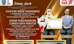 Dinilai Tingkatkan Kompetensi ASN, Khofifah Diangkat Jadi Widyaiswara Kehormatan