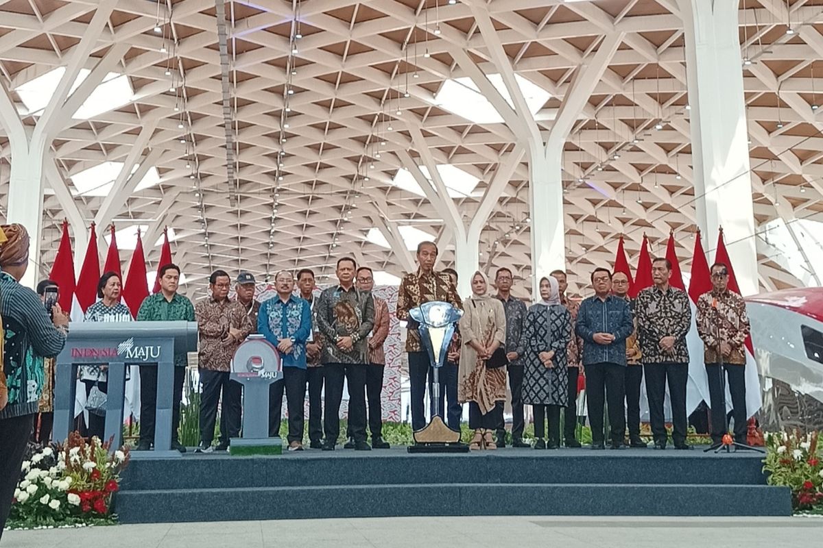 Presiden Joko Widodo saat meresmikan Kereta Cepat Whoosh di Stasiun Kereta Cepat Halim, Jakarta Timur, Senin (2/10/2023).