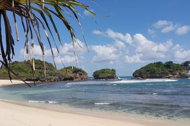 Pantai Watu Karung di Pacitan: Daya Tarik, Aktivitas, dan Rute