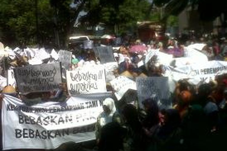 Ratusan warga Rembang berdemo ke Pengadilan Tipikor Semarang, Selasa (25/2/2014), untuk menuntut dibebaskannya Bupati Rembang Muhammad Salim dari jeratan hukum.