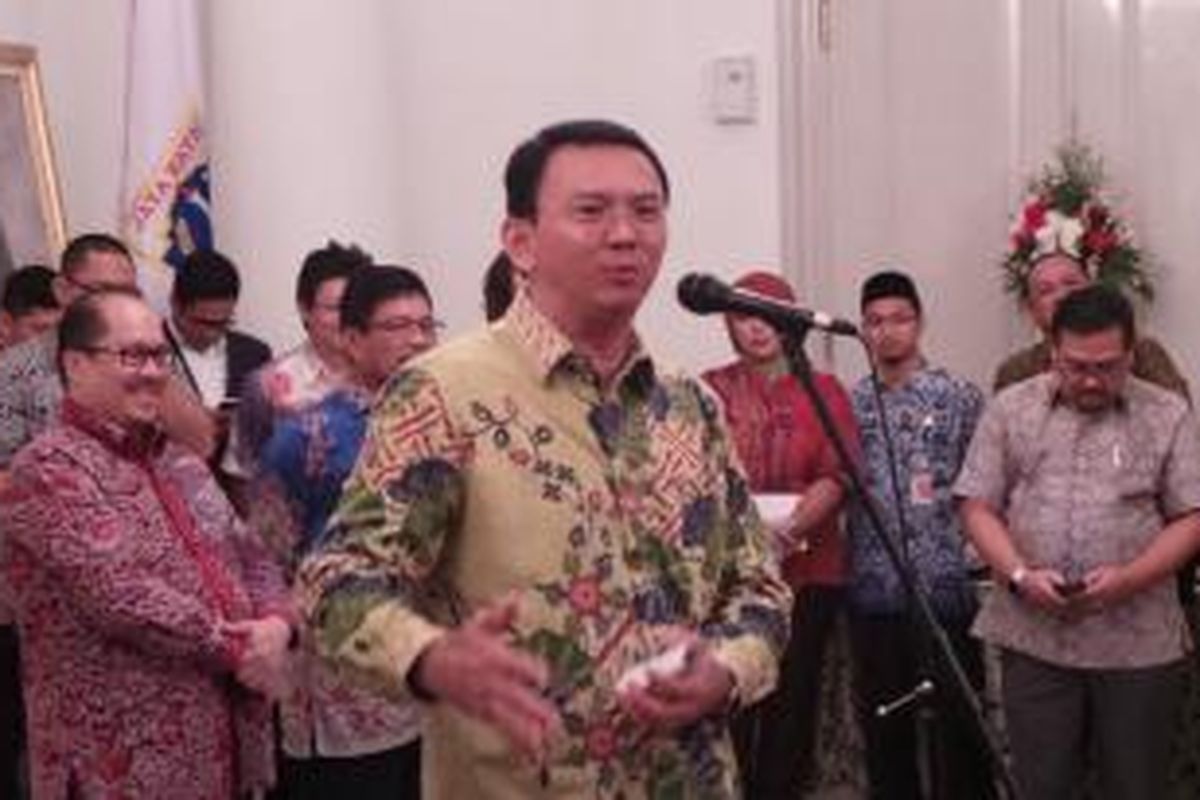 Gubernur DKI Jakarta Basuki Tjahaja Purnama saat menyampaikan sambutan dalam peluncuran Go-Busway, Qlue Transit, dan infrastruktur operation control center, di Balai Kota, Rabu (28/10/2015).