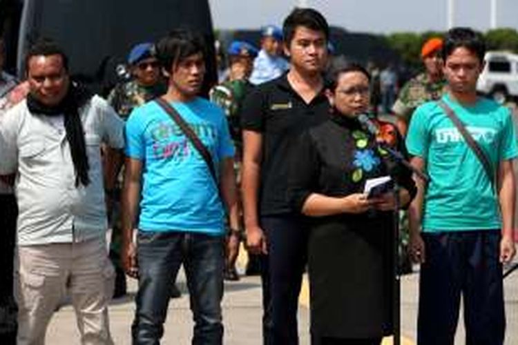 Empat anak buah kapal warga negara Indonesia tiba di Pangkalan Udara Halim Perdanakusuma, Jakarta Timur, Jumat (13/5/2016). Mereka sempat disandera kelompok Abu Sayyaf di Filipina. 