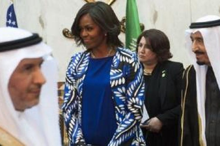 Di Saudi, wanita wajib berpakaian tertutup tapi Michelle Obama memilih tidak berkerudung 