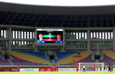 Papan pergantian pemain Arema FC saat pertandingan pekan ke-12 Liga 1 2022-2023 melawan Dewa United yang berakhir dengan skor 0-2 di Stadion Manahan Solo, Rabu (7/12/2022) sore.