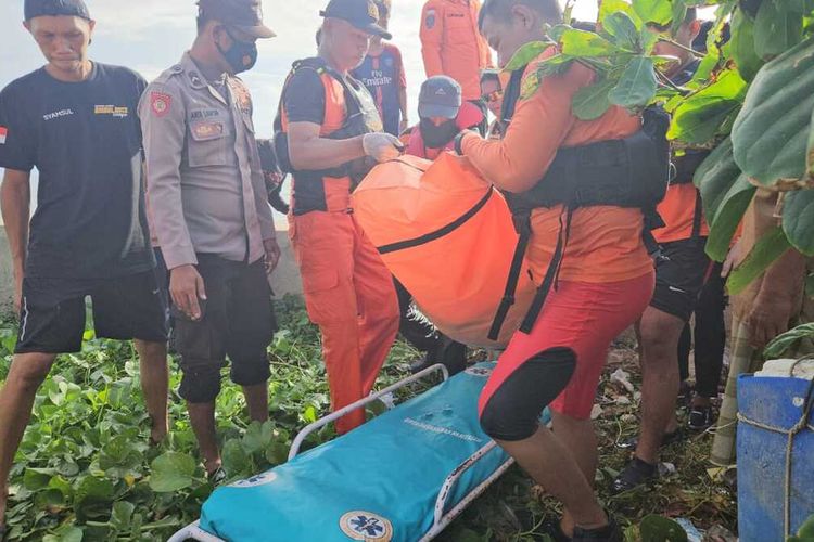 Tim SAR Gabungan kembali menemukan sesosok jenazah mengapung sekitar 100 meter dari bibir Pantai Kayuadi, Kabupaten Kepulauan Selayar, Senin (18/3/2024) sore.