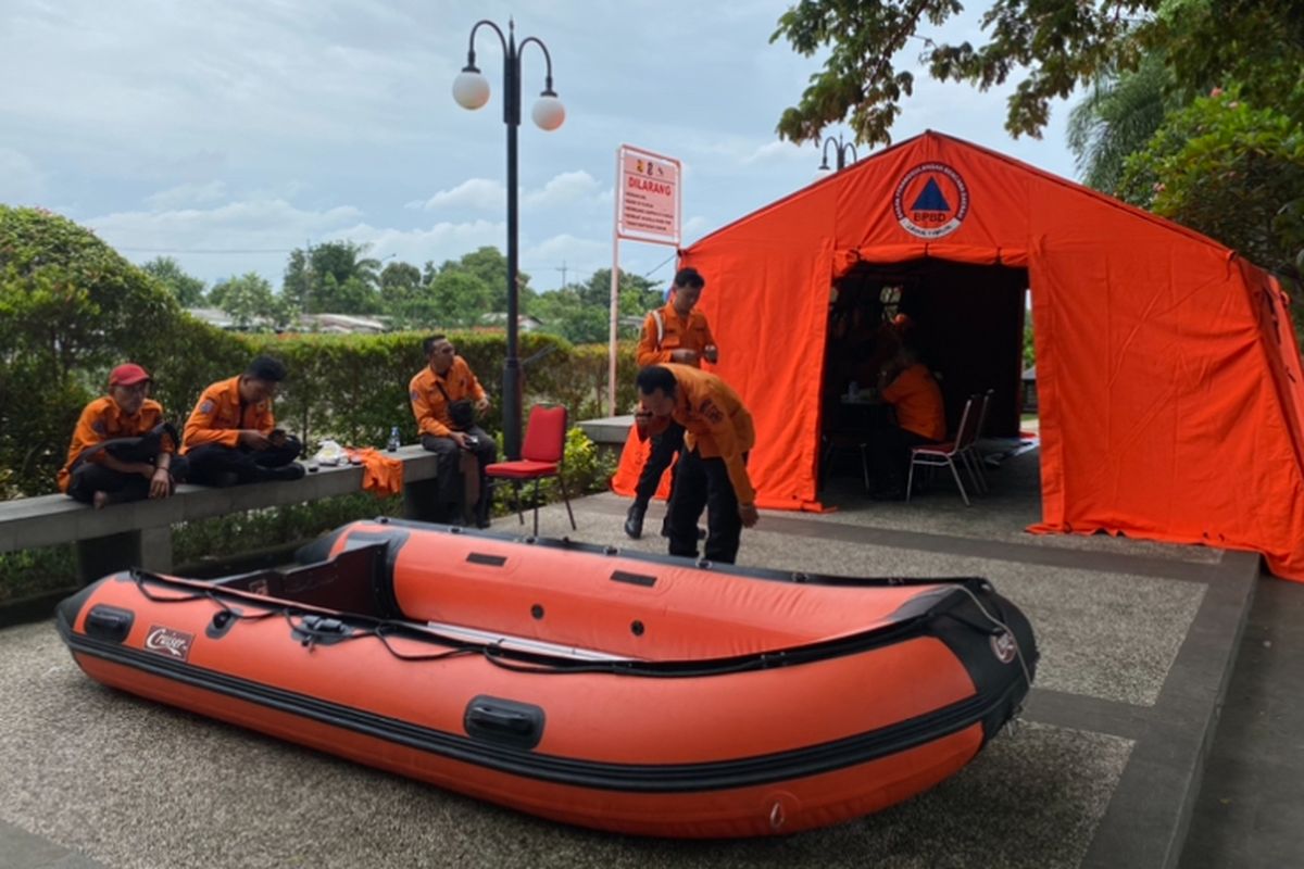 Posko pencarian korban tenggelam di Kali Jagir Surabaya, Kamis (30/1/2025).