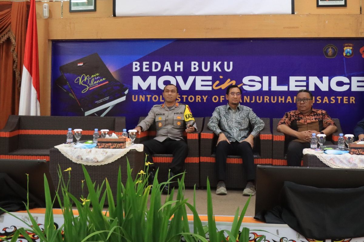 Kapolres Malang, AKBP Putu Kholis Aryana dan Rektor Universias Brawijaya, Prof. Widodo, S.Si., M.Si., Ph.D.Med.Sc dalam kegiatan bedah buku Move in Silence: Untold Story of Kanjuruhan Disaster  