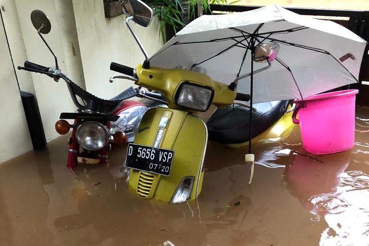 Sepeda motor terendam banjir di rumah anak Ketua MPR RI Bambang Soesatyo, Dimaz Raditya Soesatyo, di Kemang, Jakarta, Kamis (2/1/2020).