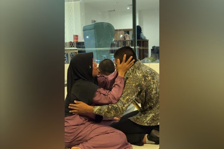 Rahmat Daniel kuli pengangkut gula asal desa terpencil di Sulawesi Selatan (Sulsel), memeluk sang ibu Nurmiah saat dinyatakan lulus dalam perekrutan bintara Polri TA 2024 Polda Sulsel, Sabtu (6/7/2024).
