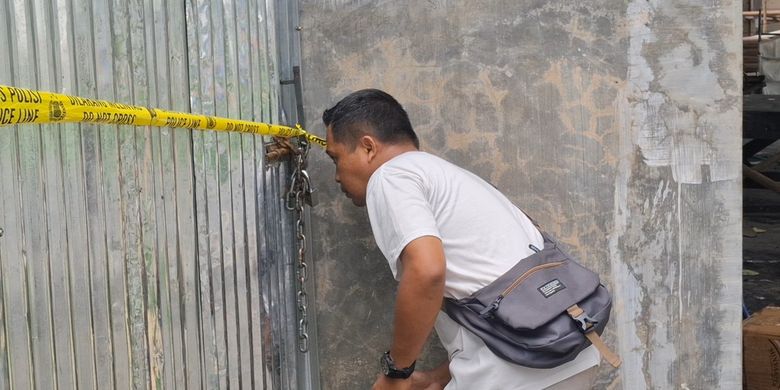 Gudang yang diduga jadi tempat penyimpanan solar subsidi disegel polisi, Selasa (4/11/2025)
