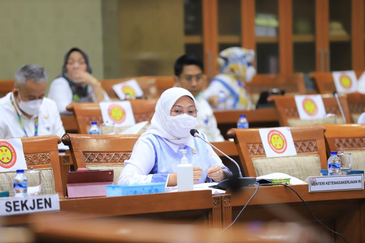 Menteri Ketenagakerjaan Ida Fauziyah saat rapat kerja dengan Komisi IX DPR RI, di Gedung Parlemen, Jakarta, Senin (24/1/2022).
