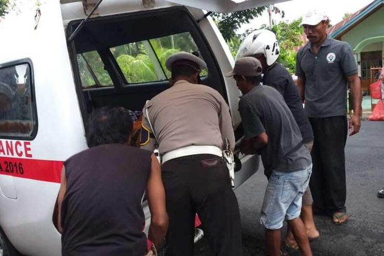 Korban kecelakaan lalu lintas di jalan trans sulawesi di Dusun Kandoa, Desa Puty, Kecamatan Bua, Kabupaten Luwu dibawa ke Puskesmas Bua untuk mendapatkan perawatan intensif, Selasa (01/09/2020)