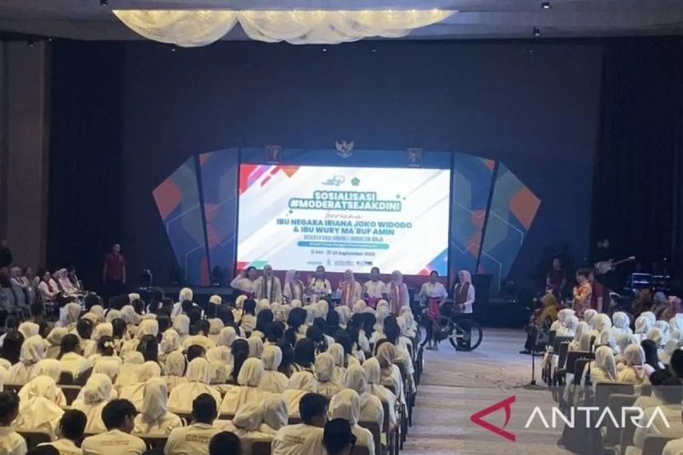 Ibu Negara Iriana Joko Widodo dan Jajaran OASE KIM saat memberikan hadiah sepeda kepada siswa di Bali, Badung, Sabtu (23/9/2023). ANTARA/Ni Putu Putri Muliantari