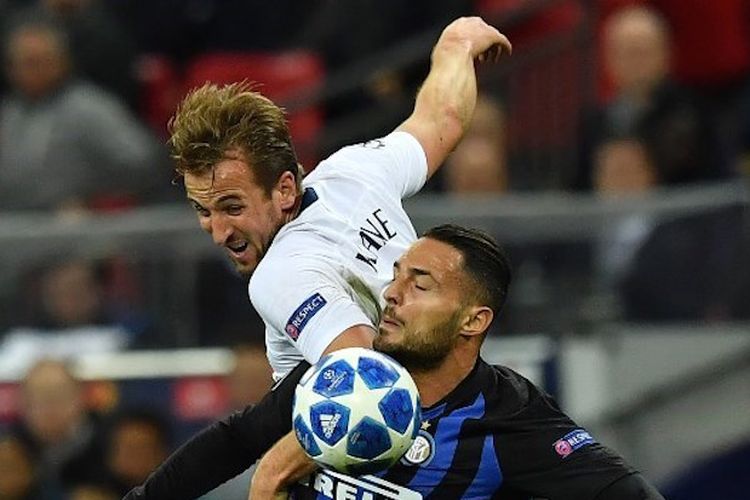 Harry Kane dan Danilo DAmbrosio berebutan bola pada pertandingan Tottenham Hotspur vs Inter Milam dalam lanjutan Liga Champions di Stadion Wembley, 28 November 2018. 