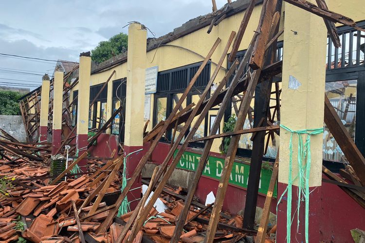 Salah satu bangunan UPTD SD Negeri Kedaung di Jalan Pertiwi Raya, Sawangan, Depok, yang atapnya ambruk setelah hujan deras, Sabtu (16/3/2024).