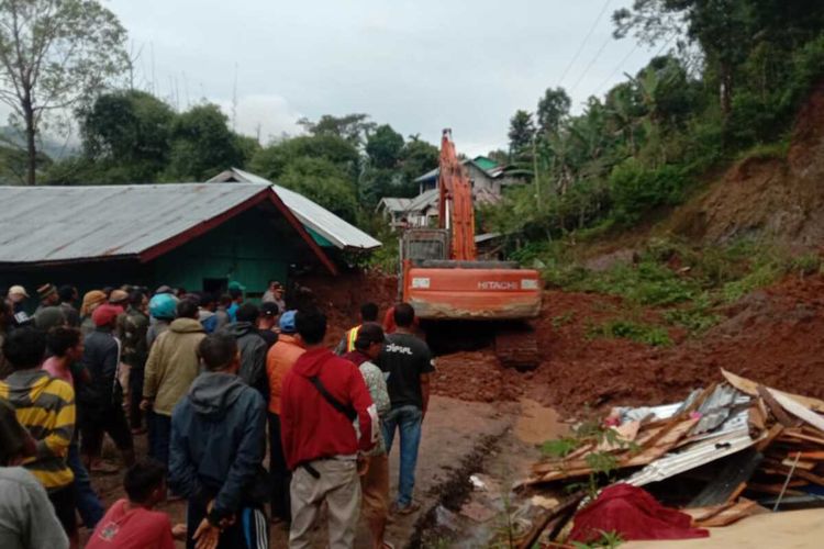 Badan Penanggulangan Bencana Daerah (BPBD) Kabupaten Manggarai Timur menerjunkan sebuah alat berat untuk membersihkan material tanah longsor di Jalan Raya Colol, Desa Colol, Kecamatan Lambaleda Timur, Kab. Manggarai Timur, NTT, Kamis, (23/3/2023). (KOMPAS.com/DOK/Polres Manggarai Timur)