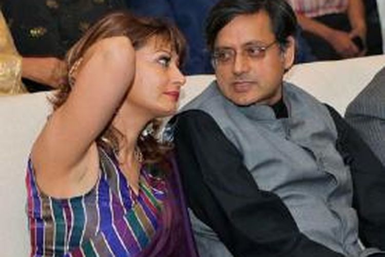 Menteri Sumber Daya Manusia India, Shashi Tharoor, dan istrinya Sunanda Pushkar Tharoor