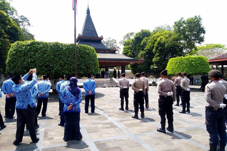 Bupati Blitar dan Forkopimda mengikuti upacara Ziarah Nasional ke Makam Bung Karno, Selasa (17/8/2021)