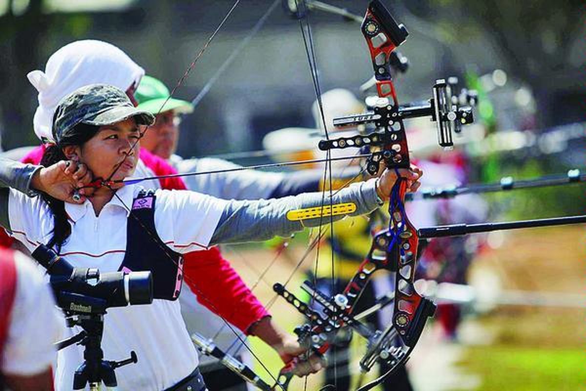 Atlet panahan divisi compound pelatnas SEA Games XXVI/ 2011 berlatih di Lapangan KONI Jawa Timur di Surabaya, Jumat (26/8/2011). Selain untuk pemantapan SEA Games, latihan itu untuk persiapan menghadapi Piala Dunia Panahan Seri ke-4 yang sedang berlangsung di Shanghai, China, 5-10 September 2011.