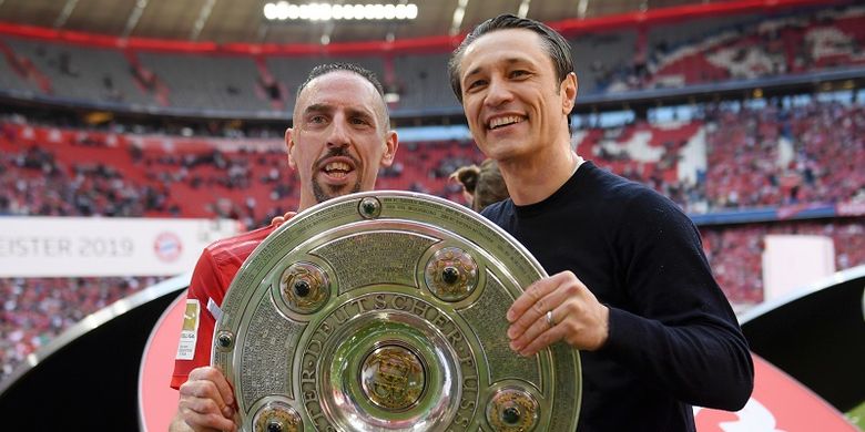 Franck Ribery dan Niko Kovac memamerkan trofi juara Liga Jerman seusai laga Bayern Muenchen vs Eintracht Frankfurt di Allianz Arena dalam pertandingan Bundesliga 1, 18 Mei 2019. 