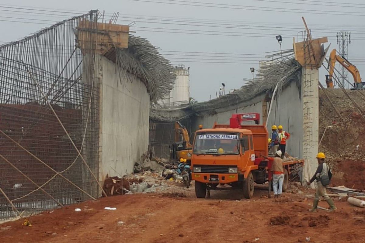 Base form sisi Barat proyek Tol Depok-Antasari mengalami penurunan pada Selasa (8/10/2019). Kementerian PUPR telah meninjau lokasi dan merekomendasikan BUJT mengentikan sementara pengerjaan box traffic.