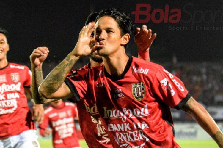 Selebrasi penyerang Bali United, Irfan Bachdim, seusai membobol gawang Arema FC pada pertandingan Liga 1 di Stadion Kapten I Wayan Dipta, Minggu (8/10/2017).